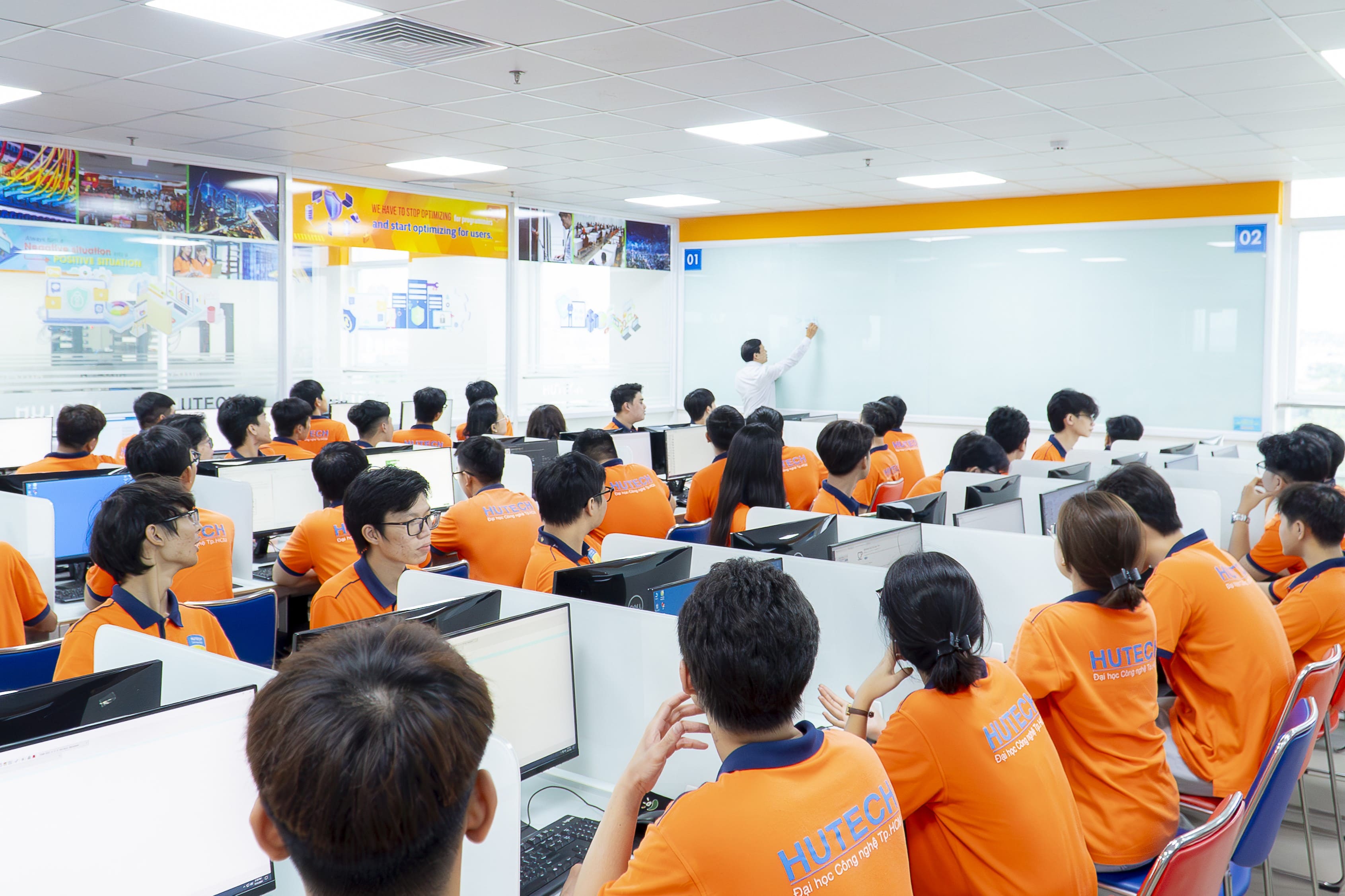 13WIN13-ers thường xuyên được thực hành trong phòng hệ thống thiết bị hiệu năng cao