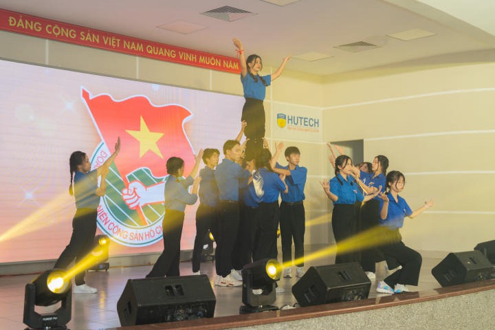 Các tiết mục được trình diễn tại Liên hoan văn nghê “Tự hào tuổi trẻ 13WIN13” 13WIN13 12