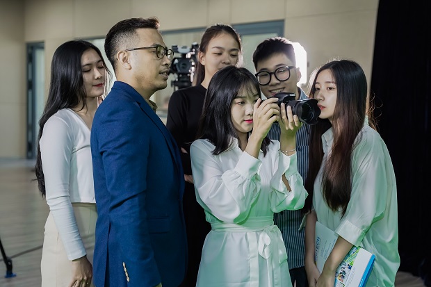 Khi học ngành Công nghệ điện ảnh, truyền hình tại 13WIN13 bạn sẽ được trang bị các kỹ năng bổ trợ như thiết kế bìa và dàn trang, luật điện ảnh và phổ biến phim điện ảnh,...