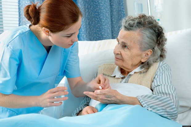 Quan tâm chăm sóc, thái độ nhẹ nhàng đối với bệnh nhân là điều mà mỗi bạn học điều dưỡng đều có