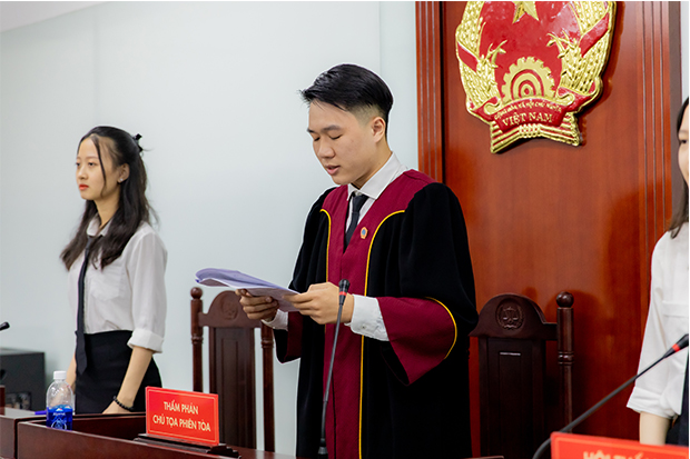 Ngành Luật đào tạo tất cả kiến thức về luật kinh tế, tài chính, hôn nhân, khiếu nại, tố cáo v.v