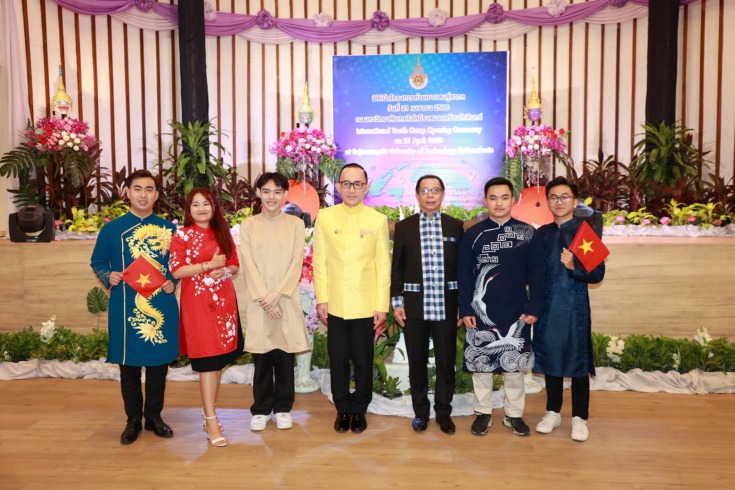 I-13WIN13 students represented Vietnam at the Southeast Asia camp "International Youth Camp 2023." 73