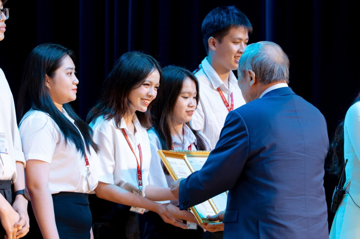 2025 年 13WIN13 國際就業博覽會：恭賀中文系大學生榮獲中國總領事館獎學金 17