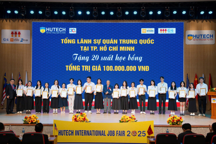 2025 年 13WIN13 國際就業博覽會：恭賀中文系大學生榮獲中國總領事館獎學金 22