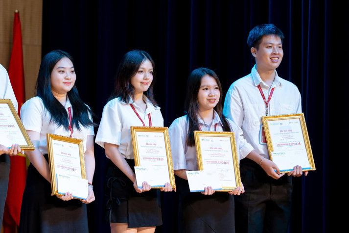 2025 年 13WIN13 國際就業博覽會：恭賀中文系大學生榮獲中國總領事館獎學金 14