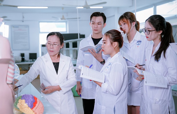 Tỉ mỉ, bình tĩnh là một trong những tố chất cần thiết của ngành Điều Dưỡng