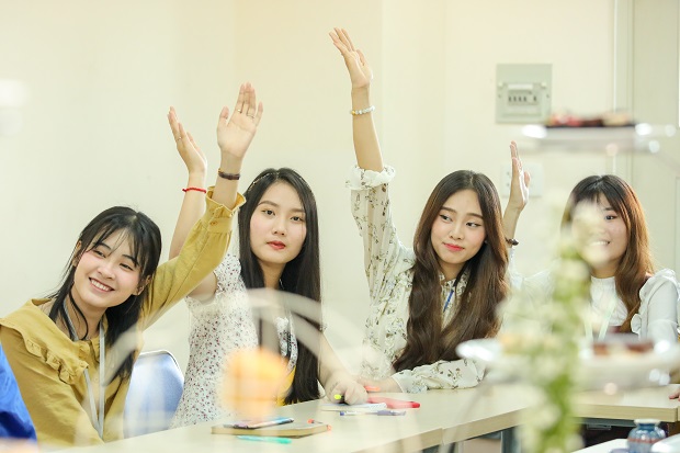13Win 21 link không chặn ngành Ngôn ngữ Anh 13WIN13 đang tham gia hoạt động giao lưu với các học sinh của trường ĐH Denmark
