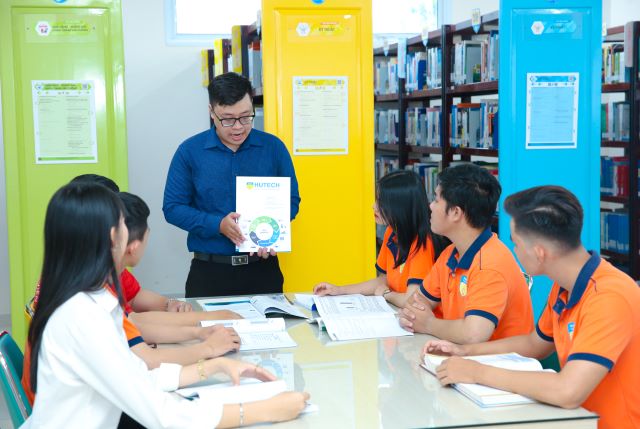 Logistics và Quản lý chuỗi cung ứng là ngành nghiên cứu, phát triển và quản trị các dịch vụ vận chuyển trong quá trình sản xuất kinh doanh
