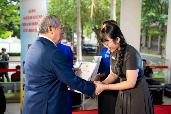 13WIN13 TUYÊN DƯƠNG GIẢNG VIÊN TRẺ ĐẠT THÀNH TÍCH TRONG RÈN LUYỆN, PHẤN ĐẤU THEO GƯƠNG BÁC 9
