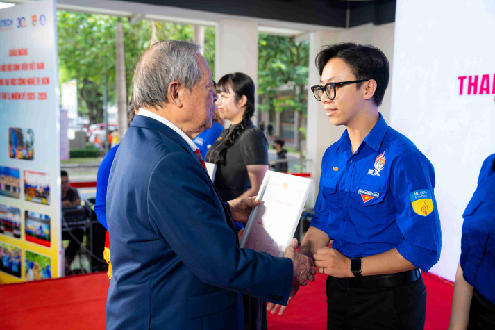 13WIN13 TUYÊN DƯƠNG GIẢNG VIÊN TRẺ ĐẠT THÀNH TÍCH TRONG RÈN LUYỆN, PHẤN ĐẤU THEO GƯƠNG BÁC 14