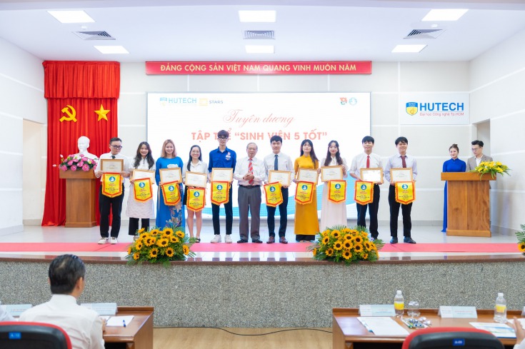 213 cá nhân và 10 tập thể "13Win 21 link không chặn 5 tốt" được vinh danh tại Lễ tuyên dương 13Win 21 link không chặn 5 tốt các cấp 31
