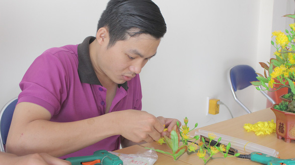 Chàng trai làm hoa mai chưng Tết từ vảy cá 10