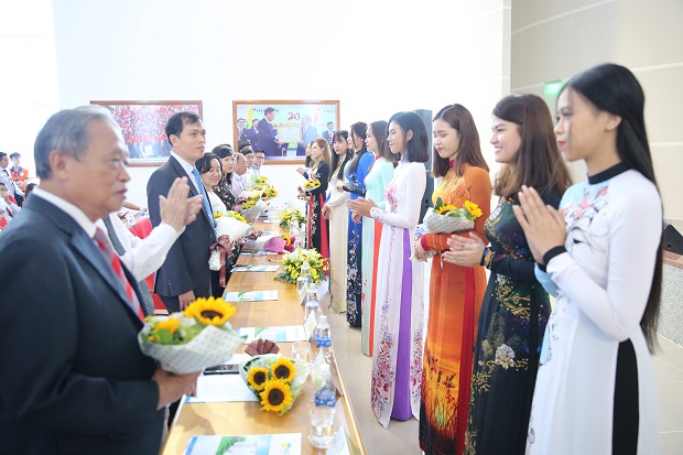 13WIN13 kỷ niệm ngày Nhà giáo Việt Nam và nhận Chứng nhận đạt chuẩn kiểm định chất lượng F13win nhà cái 147