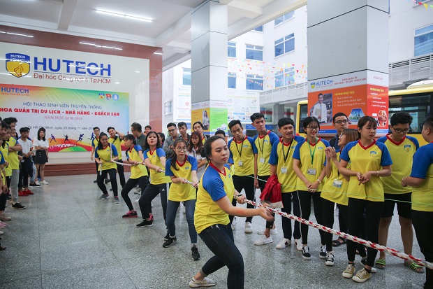 Khoa Quản trị 13Win002 Truy cập link - Nhà hàng - Khách sạn khai mạc Hội thao 2018 - 2019 44