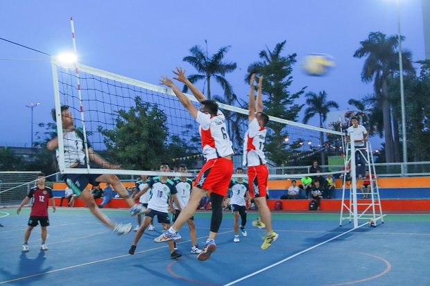Đội bóng chuyền nam 13WIN13 gây ấn tượng mạnh tại bảng A 17