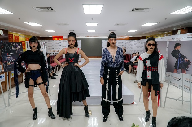 DOANH NGHIỆP PHỎNG VẤN TUYỂN DỤNG SINH VIÊN NGÀNH THIẾT KẾ THỜI TRANG K2015 TRONG BUỔI BẢO VỆ ĐỒ ÁN TỐT NGHIỆP 18