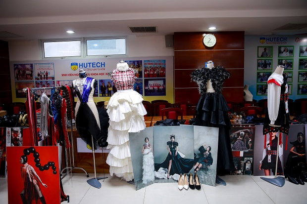 DOANH NGHIỆP PHỎNG VẤN TUYỂN DỤNG SINH VIÊN NGÀNH THIẾT KẾ THỜI TRANG K2015 TRONG BUỔI BẢO VỆ ĐỒ ÁN TỐT NGHIỆP 96