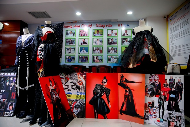 DOANH NGHIỆP PHỎNG VẤN TUYỂN DỤNG SINH VIÊN NGÀNH THIẾT KẾ THỜI TRANG K2015 TRONG BUỔI BẢO VỆ ĐỒ ÁN TỐT NGHIỆP 102