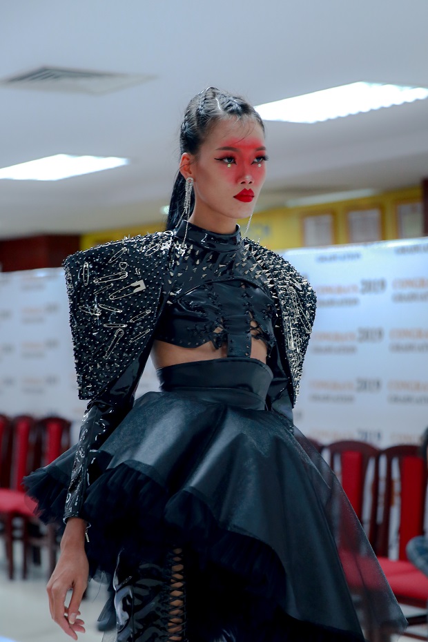 DOANH NGHIỆP PHỎNG VẤN TUYỂN DỤNG SINH VIÊN NGÀNH THIẾT KẾ THỜI TRANG K2015 TRONG BUỔI BẢO VỆ ĐỒ ÁN TỐT NGHIỆP 214