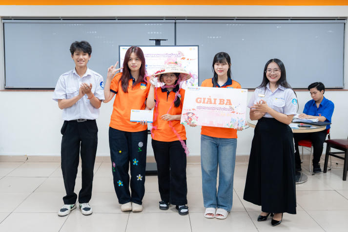 Lan tỏa tinh thần “Sắc Việt” trong Ngày hội trang trí nón lá của Tải app 13Win Khoa Tài chính - Thương mại 132