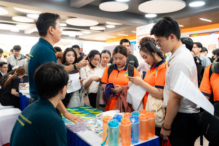 [Video] Doanh nghiệp đa quốc gia “đổ bộ” 13WIN13 International Job Fair 2025, mở ra hàng ngàn cơ hội 13win 20 giaitri tructuyen cho Tải app 13Win 79