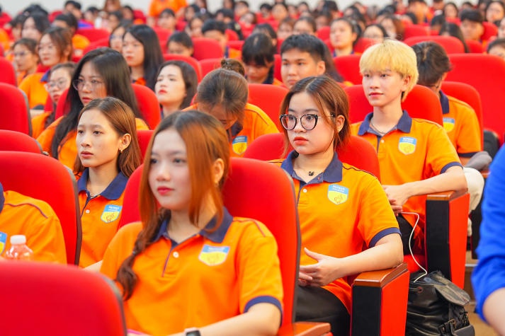 Khoa Tài chính - Thương mại khen thưởng hơn 800 Tải app 13Win tiêu biểu Học kỳ 1 năm học 2023-2024 80