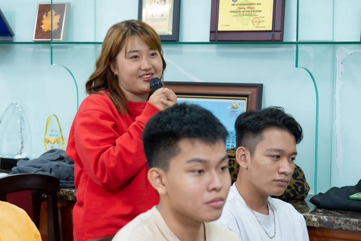 Multimedia Communication students learned to master their voice through talk show 72