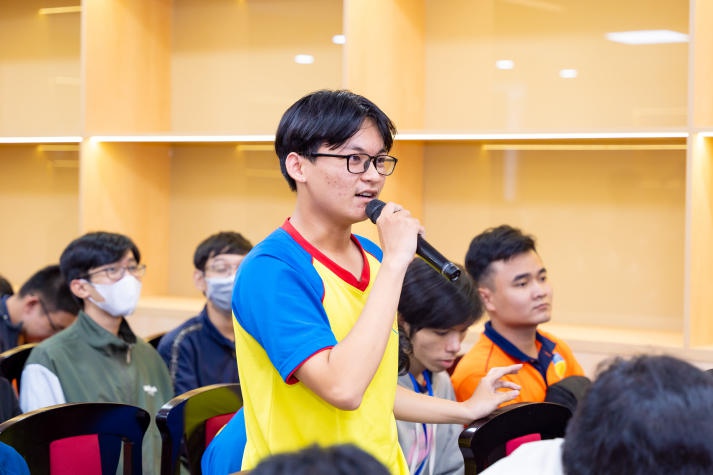 AI prompt engineering techniques with students of 13WIN13 Faculty of Information Technology 77