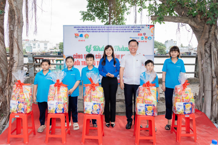 13Win 21 link không chặn Khoa Marketing - Kinh doanh quốc tế góp sức “thay áo mới” cho khu vực ô nhiễm, tạo sân chơi an toàn cho trẻ em 72