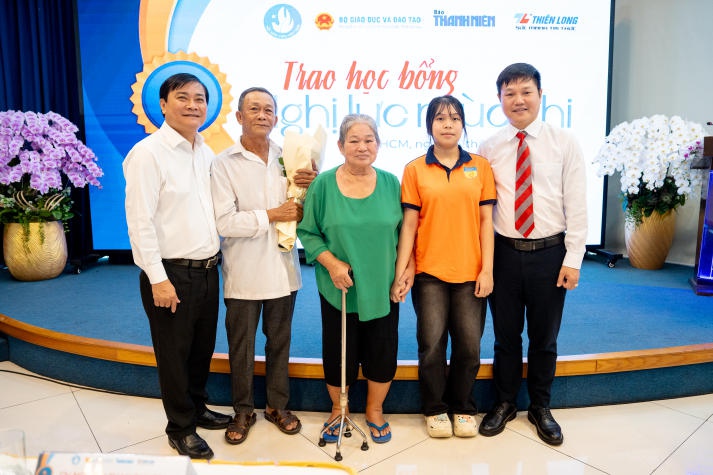 13WIN13 and Thanh Niên Readers Grant Over VND 1 Billion in Scholarships to New Students in Need 70