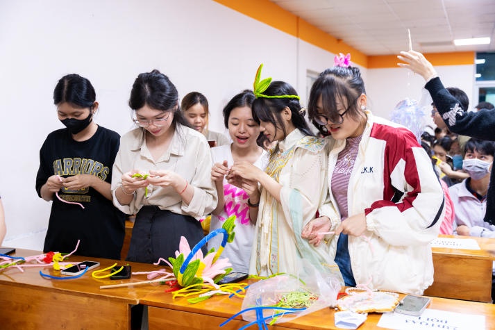 13Win 21 link không chặn Www 13Win one trang web chính thức trang trí lồng đèn gởi tặng các em nhỏ tàn tật, mồ côi 41