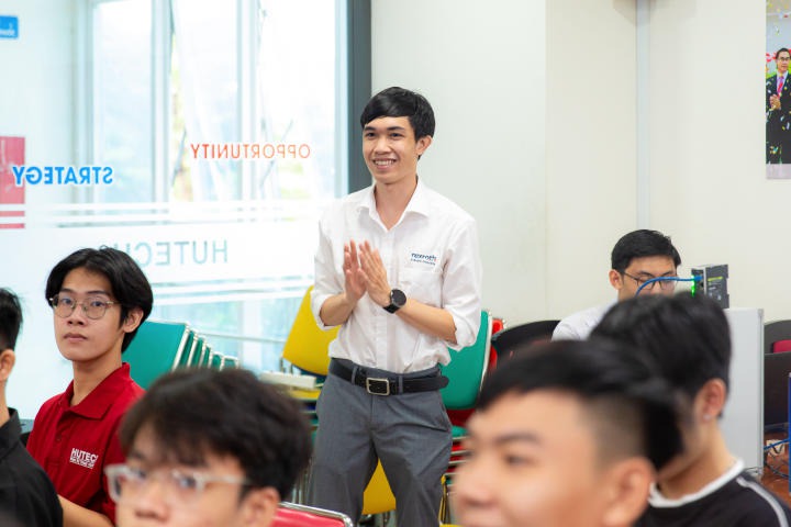 Students of the Institute of Engineering approach the CtrlX Automation solution from Bosch Rexroth 26
