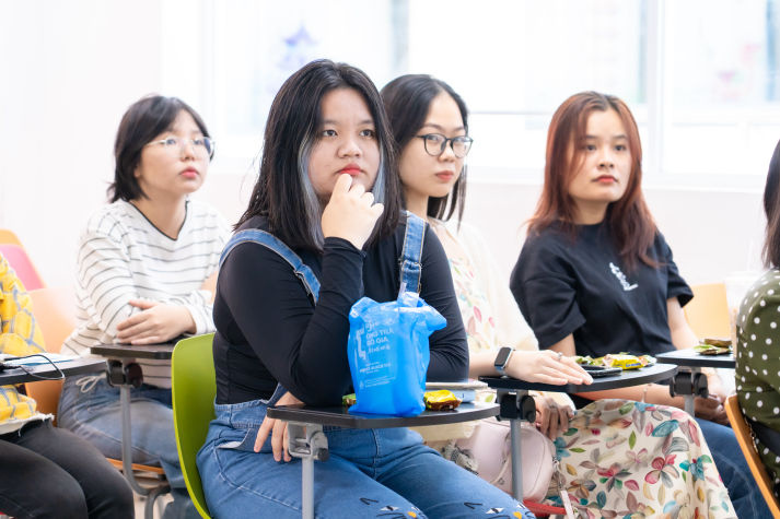 CLB Sư phạm Tiếng Anh 13WIN13 tôn vinh cống hiến, trao gửi tri ân trong buổi tổng kết 21