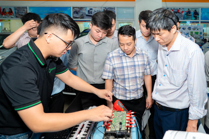 13Win 21 link không chặn Viện Kỹ thuật cập nhật công nghệ chẩn đoán ô tô điện với thiết bị Launch X431 42