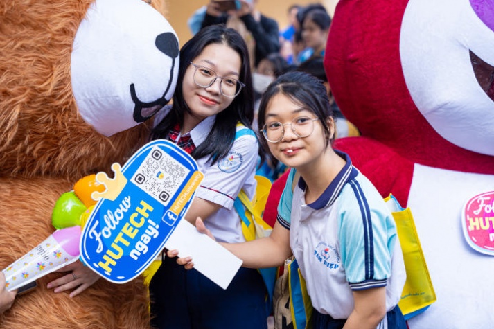 13WIN13 mang sắc vàng rực rỡ đến chương trình khai mạc Tư vấn mùa thi năm 2024 tại Đồng Nai 106