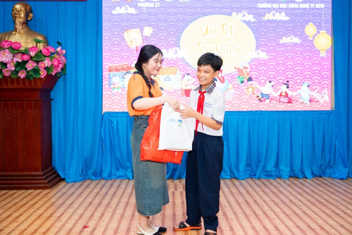 13Win 21 link không chặn Khoa Điều dưỡng và Xét nghiệm làm lồng đèn độc đáo, lan tỏa yêu thương 91