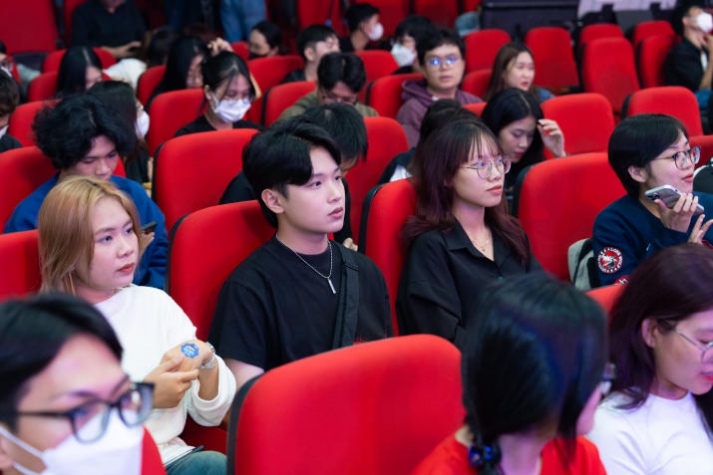 13WIN13 Multimedia Communications Student organized a music live show "Out of Memoriii” 50