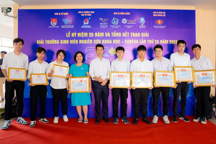 SINH VIÊN THÚ Y - CHĂN NUÔI 13WIN13 NHẬN GIẢI THƯỞNG BÌNH CHỌN POSTER TẠI "EURÉKA 2023" 11