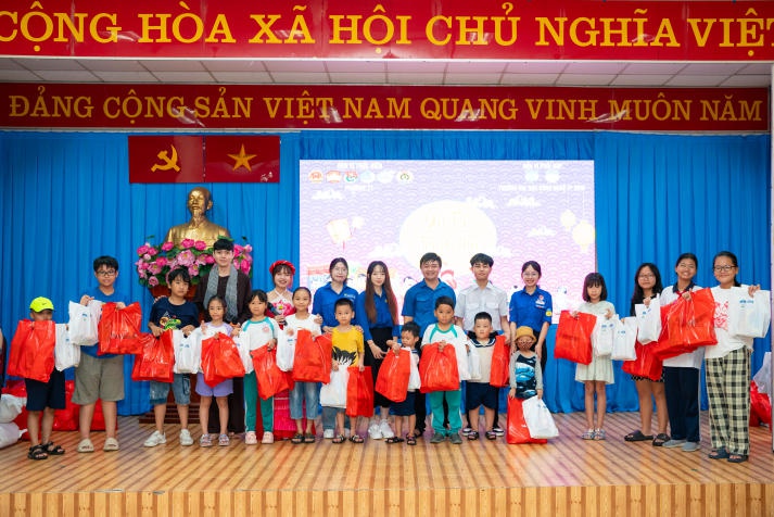 13Win 21 link không chặn Khoa Điều dưỡng và Xét nghiệm làm lồng đèn độc đáo, lan tỏa yêu thương 94