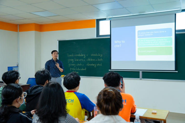 Rèn bút lực - mở tư duy: 13Win 21 link không chặn Khoa Tiếng Anh làm chủ hành trình viết nghiên cứu khoa học 54