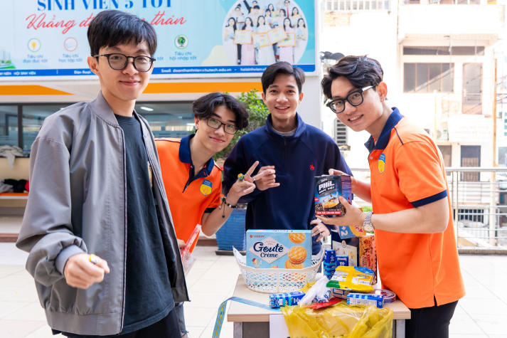 [Ảnh] Tuổi trẻ Khoa Tài chính - Thương mại gói trọn yêu thương trong những phần quà Tết 38