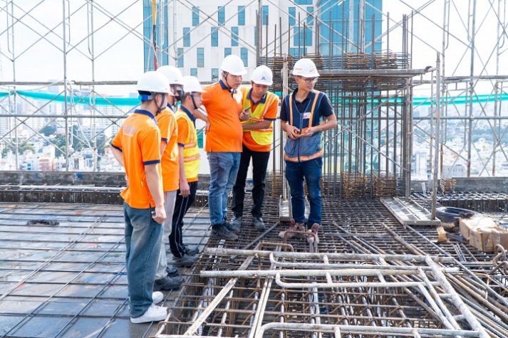 SINH VIÊN THAM QUAN DỰ ÁN CAO ỐC VĂN PHÒNG 30