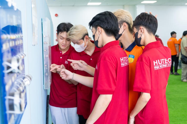 Students of 13WIN13 Institute of Engineering visited Ssang Yong Electric Vina Ltd. 25