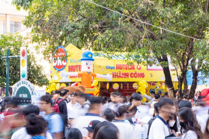 13WIN13 mang sắc vàng rực rỡ đến chương trình khai mạc Tư vấn mùa thi năm 2024 tại Đồng Nai 258