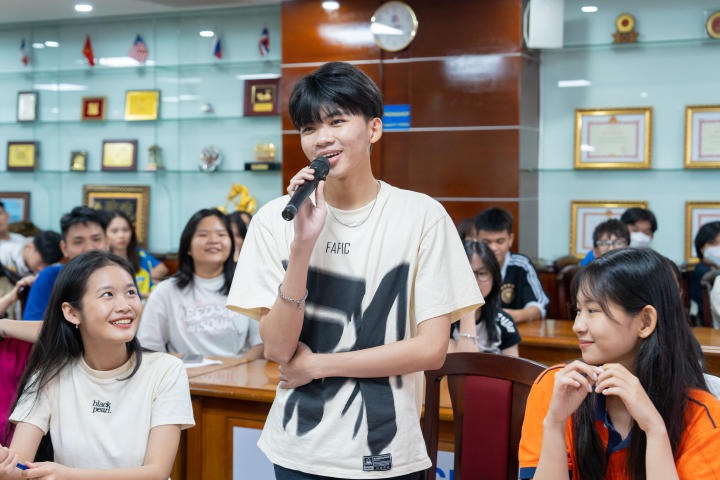 Multimedia Communication students learned to master their voice through talk show 70