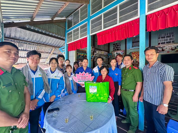 Chiến sĩ Mùa hè xanh 13WIN13 vun đắp lòng biết ơn, gìn giữ truyền thống dân tộc hướng về Ngày Thương binh - Liệt sĩ 95