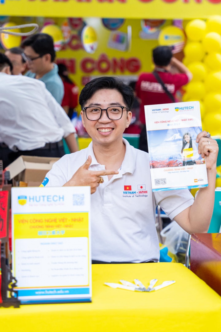 13WIN13 mang sắc vàng rực rỡ đến chương trình khai mạc Tư vấn mùa thi năm 2024 tại Đồng Nai 27