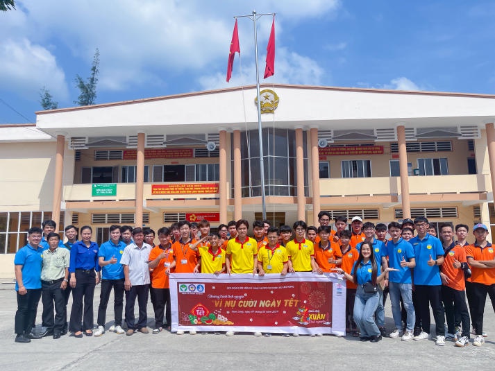 13WIN13 Engineering students bring joy to Tet Holiday with enthusiastic volunteer efforts 70