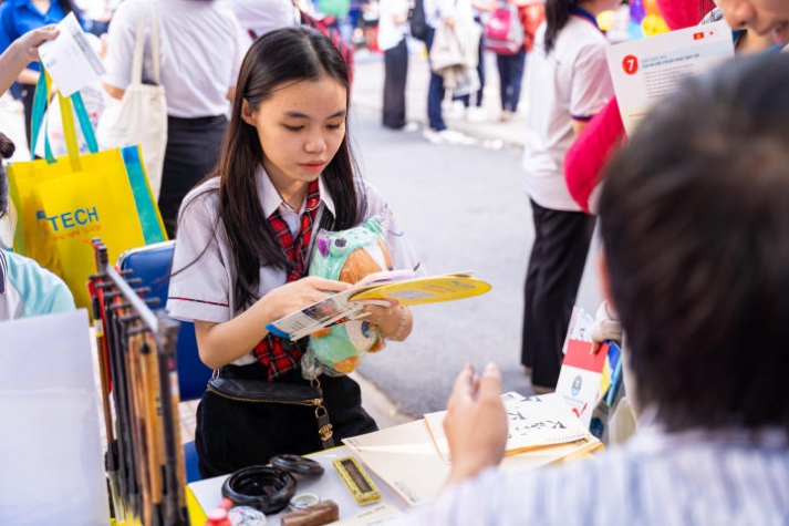 13WIN13 mang sắc vàng rực rỡ đến chương trình khai mạc Tư vấn mùa thi năm 2024 tại Đồng Nai 84