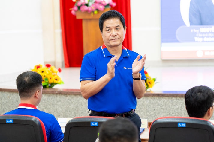 CEO Nguyen Quoc Ky and His Story of Dream-Chasing with 13WIN13 Students 118